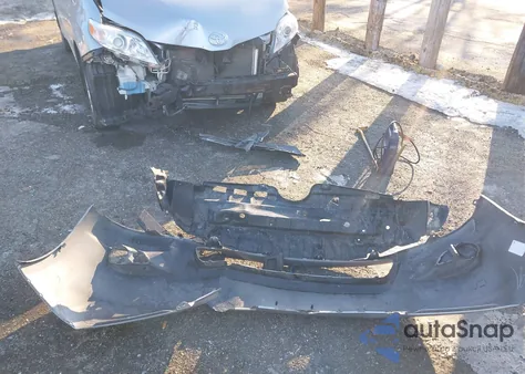 2017 Toyota Sienna Le 7 Passenger z USA, uszkodzony, nr VIN 5TDJZ3DC9HS183536